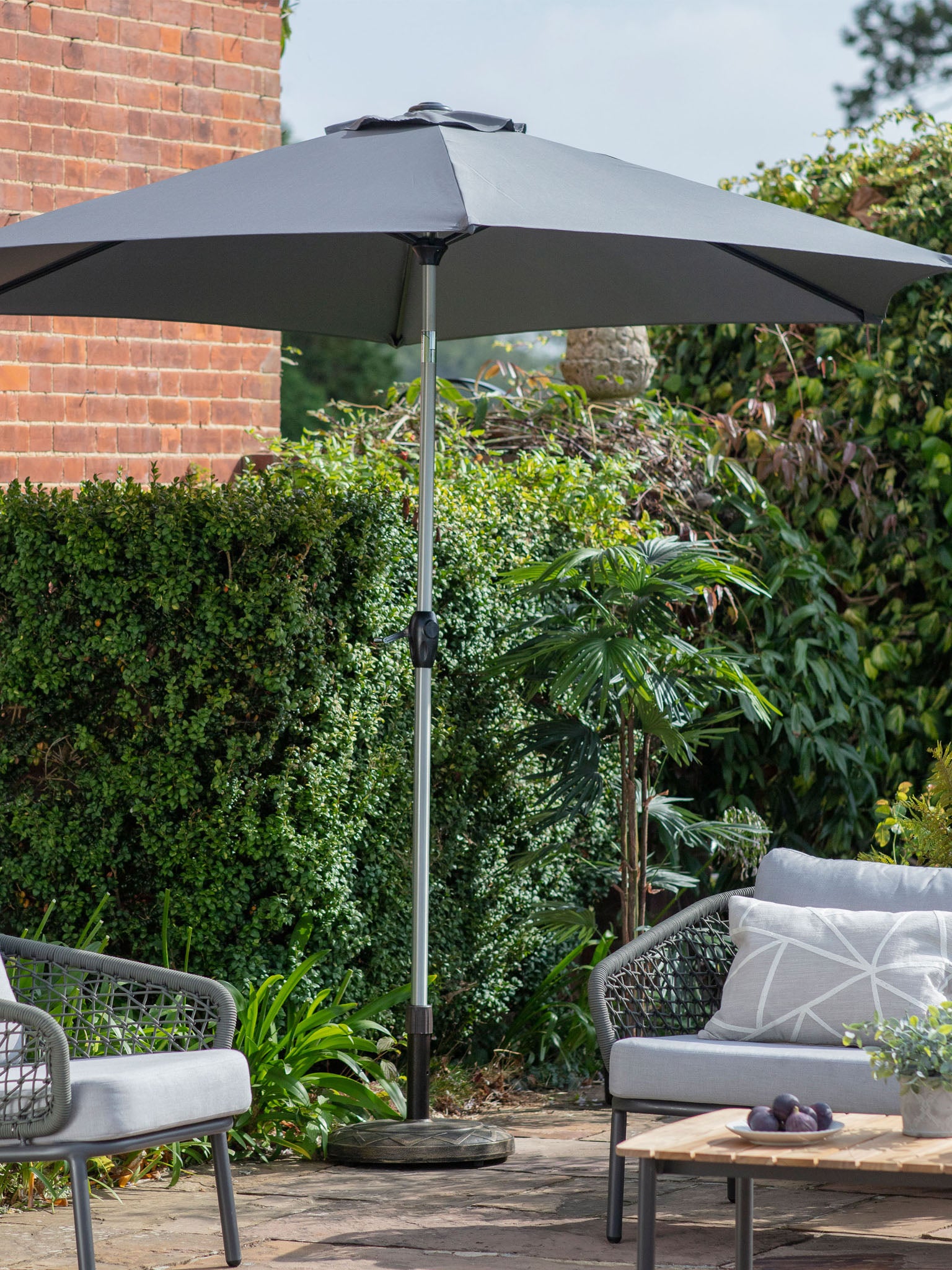 This 2.7m Parasol features a tilt and crank mechanism, for easy adjustment of the parasol. 