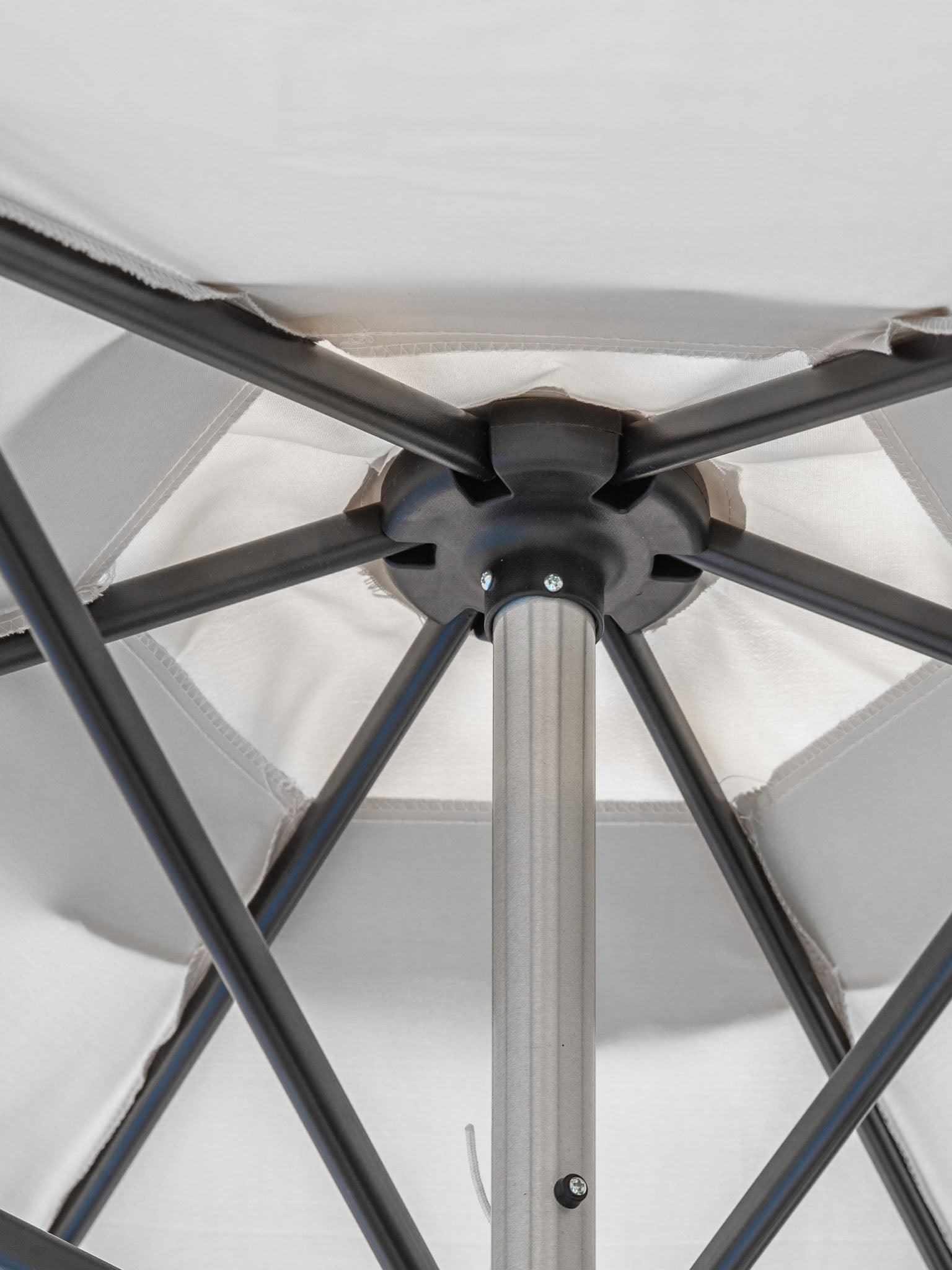 This 2.7m Parasol features a tilt and crank mechanism, for easy adjustment of the parasol. 