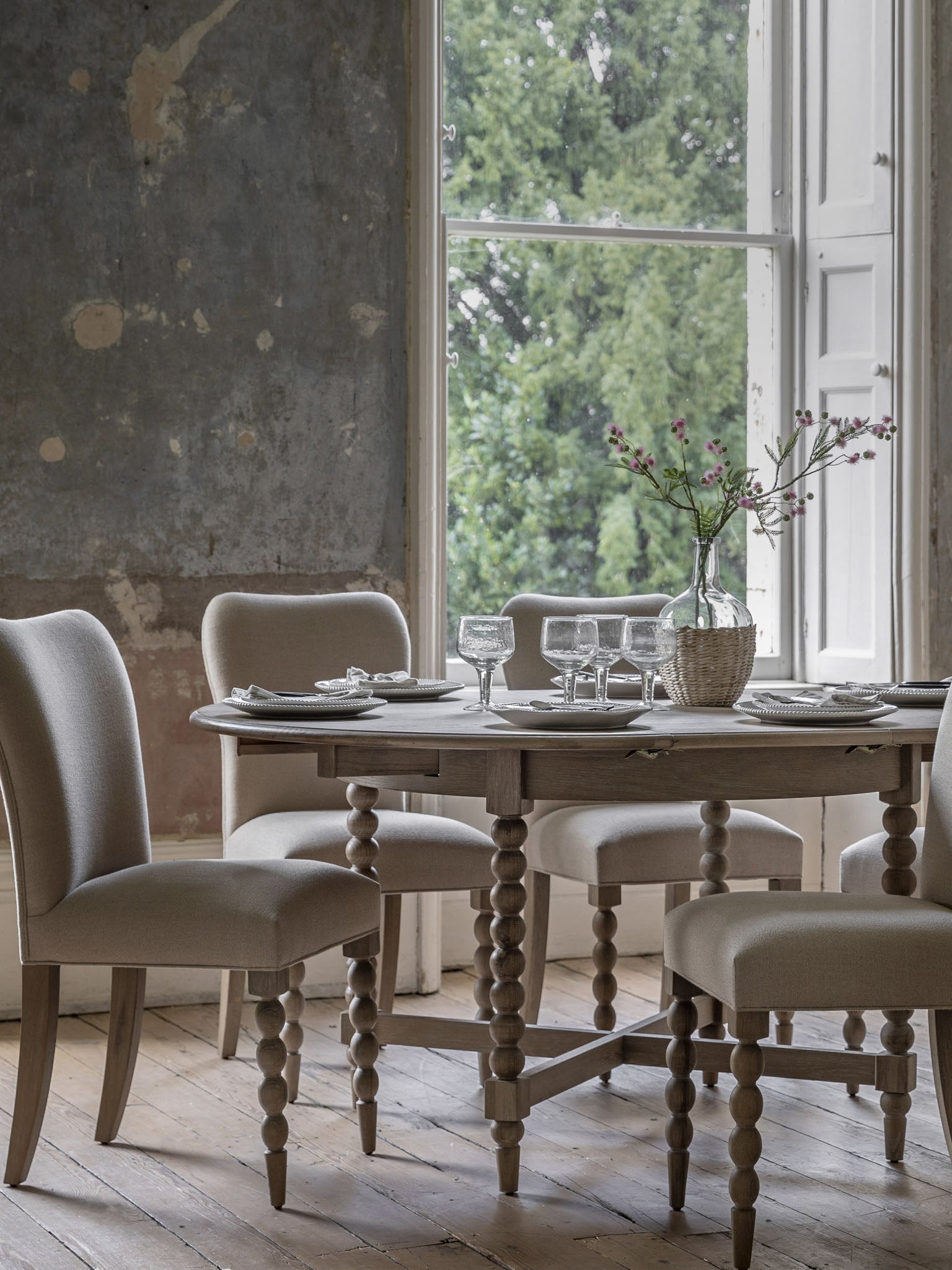 Round extendable dining table with bobbin detail