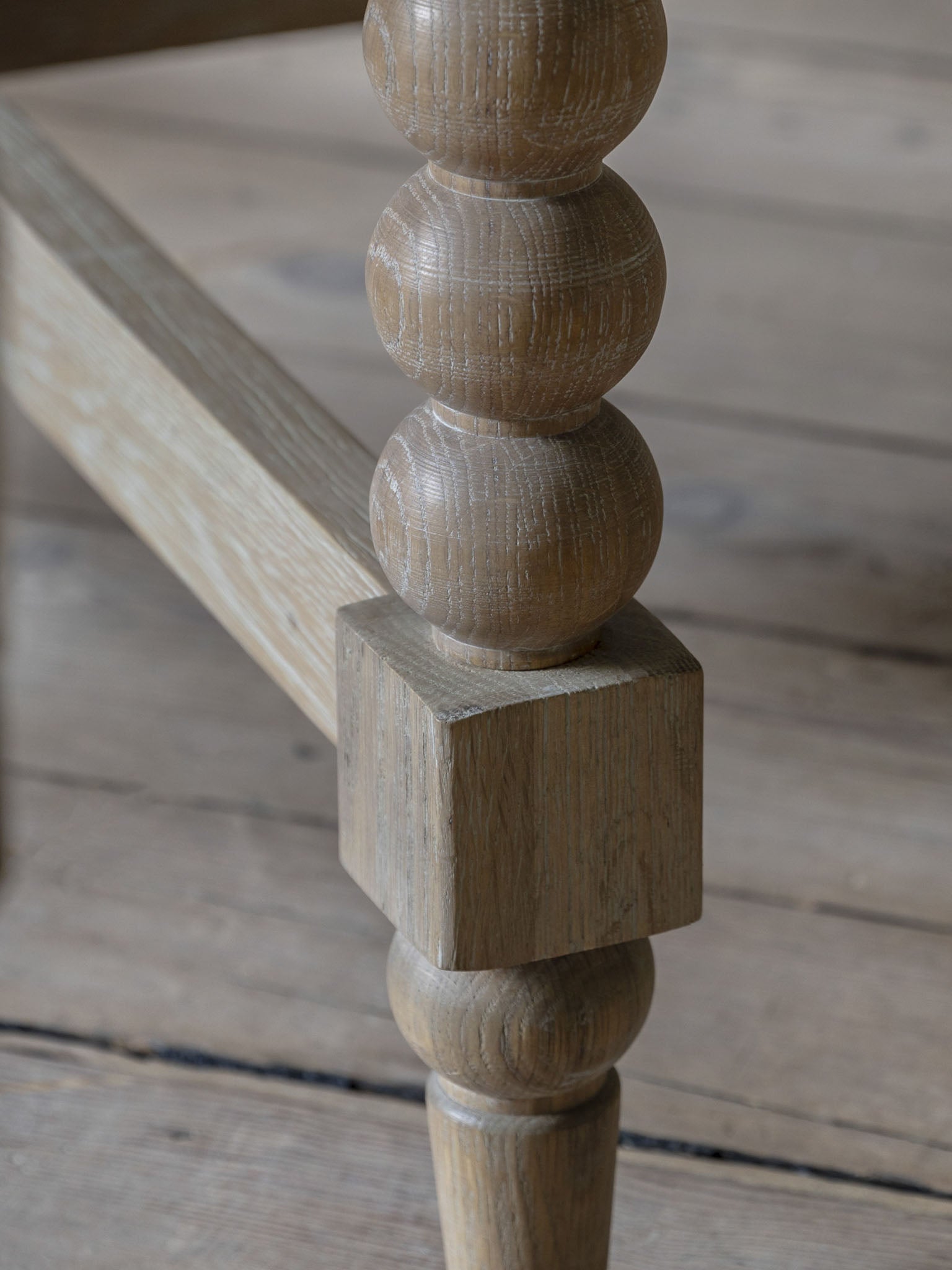 Round extendable dining table with bobbin detail