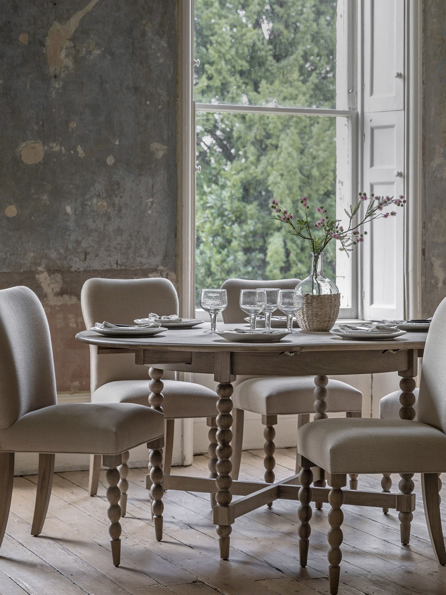 Round extendable dining table with bobbin detail