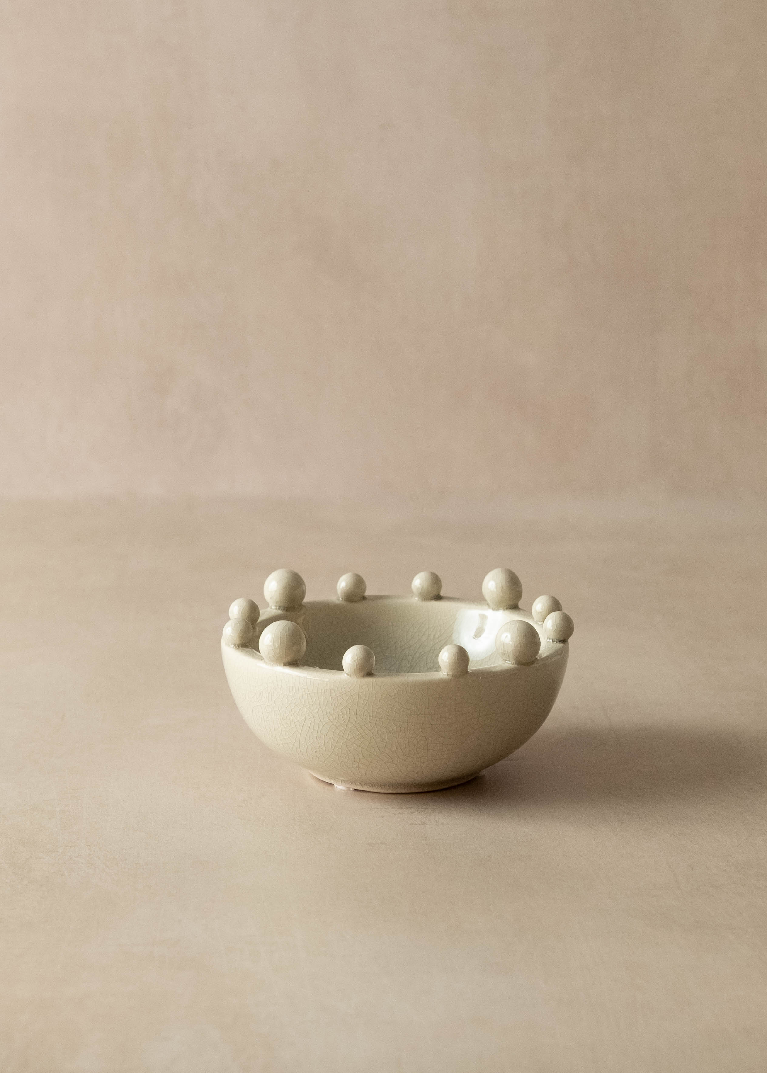 Ceramic bowl with bobbles