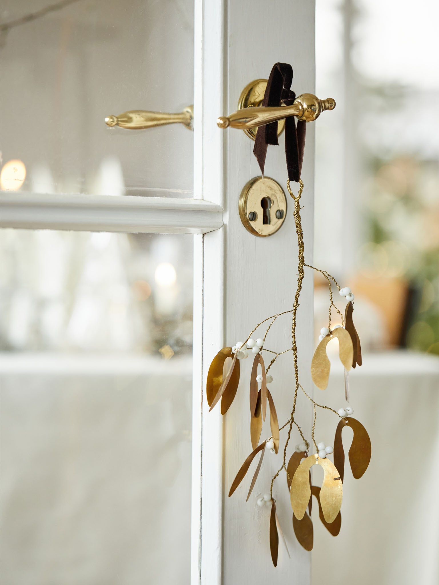 gold mistletoe decoration