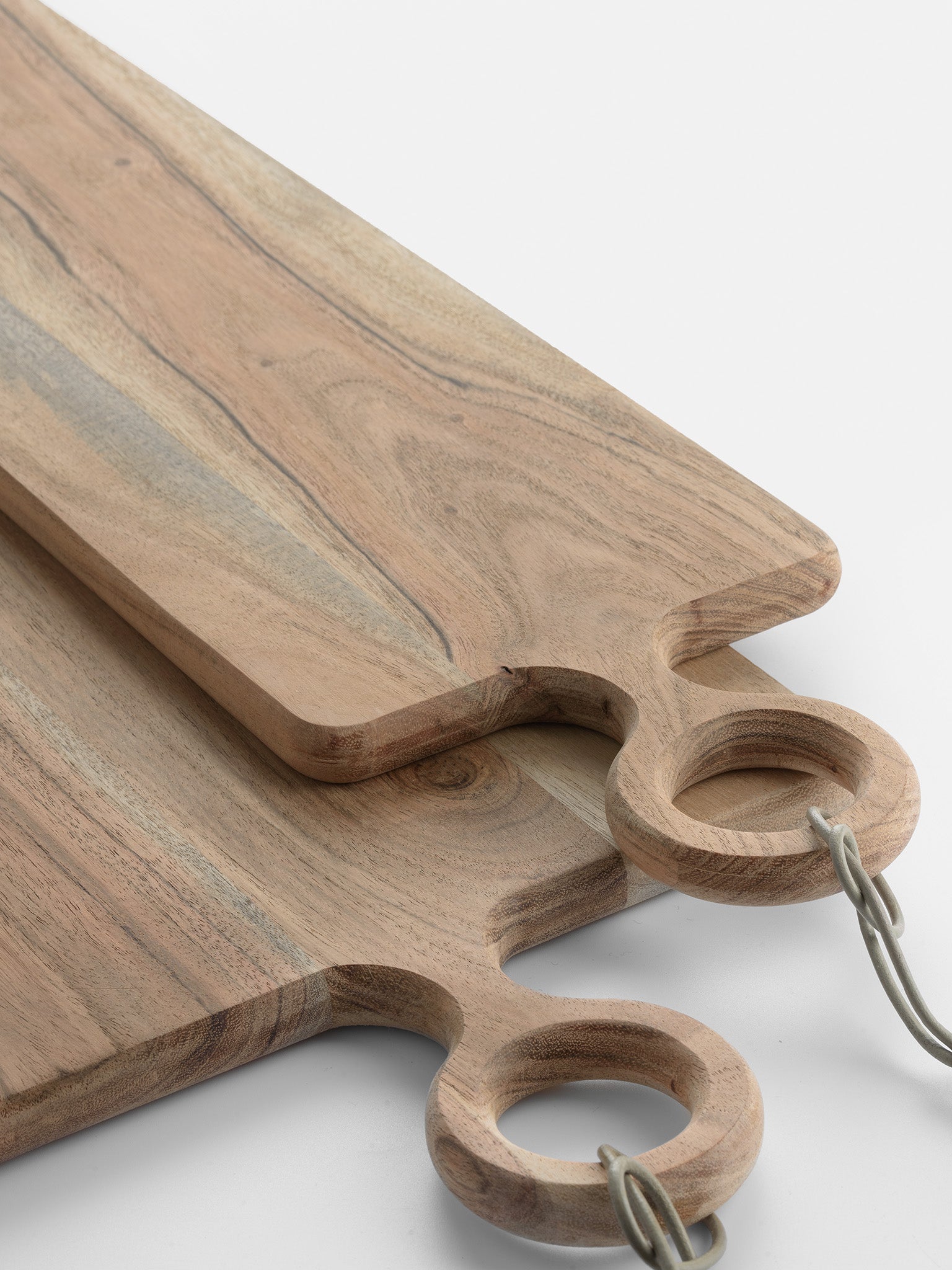 Wooden chopping board with handle